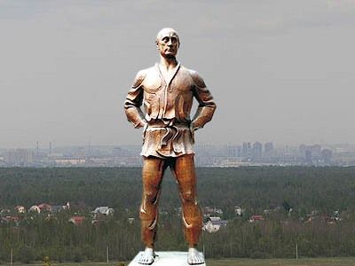 Памятник Владимиру Путину. Фото с сайта krasnoeselo.su