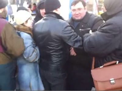 Попытка похищения Курманова в центре Москвы. Кадр из ролика http://youtu.be/8w1lytujQr4