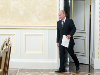 Путин в кабинете. Фото: правительство.рф