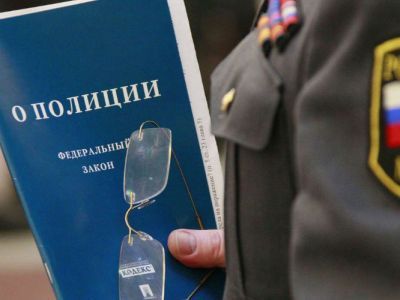 Полицейские и закон. Фото с сайта mosvedi.ru