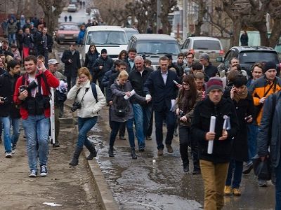 Навальный идет в кировский суд. Фото facebook.com/navalny