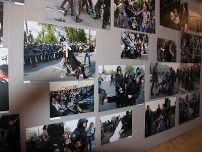 Фото с выставки "Смеешь выйти на площадь?", посвященной событиям на Болотной площади 6 мая