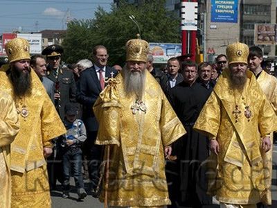 Новосибирское чиновники на Крестном ходе. Фрагмент фото с сайта kurer-sreda.ru