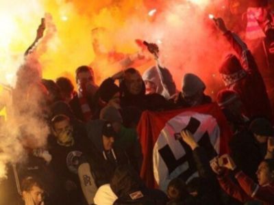 Футбольные фанаты и нацистский флаг (lenta.ru)