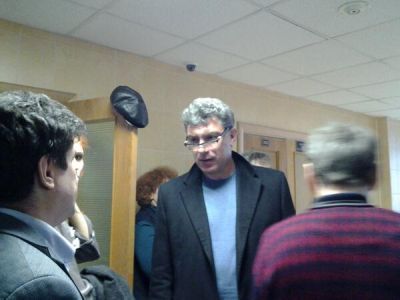 Борис Немцов в здании суда. Фото: twitter.com
