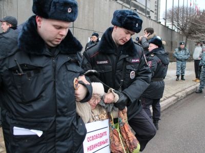 Задержания перед пресс-конференцией Путина. Фото: Каспаров.Ru