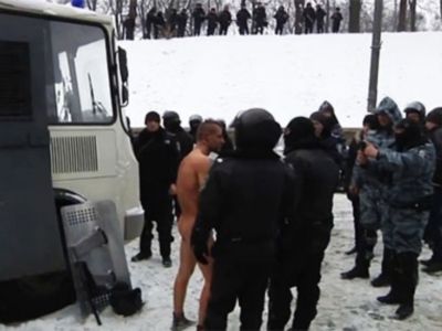Издевательства "Беркута" над задержанным (youtube)