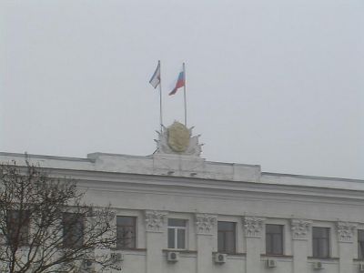Российский флаг над Совмином Крыма. Фото: Александр Янковский