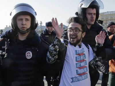 Задержанный на акции в поддержку Навального. Фото: Reuters