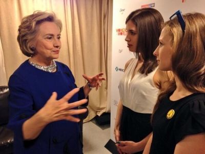 Хиллари Клинтон и активистки Pussy Riot