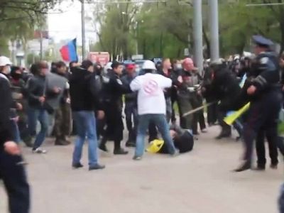 В Донецке избили участников марша за единую Украину. Фото: youtube.com
