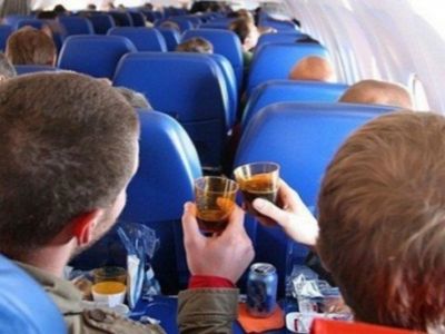 Алкоголь в самолете. Фото: news.rambler.ru