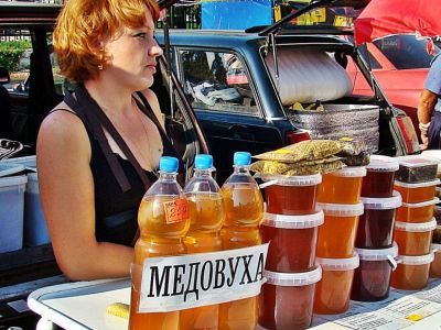 Мед и сопутствующие продукты. Фото: Виктор Шамаев, Каспарова.Ru