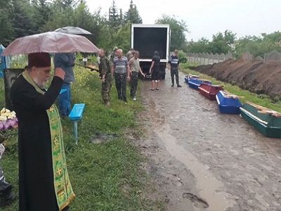 Похороны убитых боевиков, Славянск, июнь 2014. Источник - http://lifenewscontent.ru/