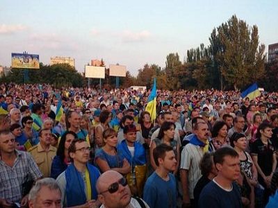 28.08.14, Мариуполь митингует против своих навязчивых "защитников". Источник - https://twitter.com/euromaidan/status/505019623499386881