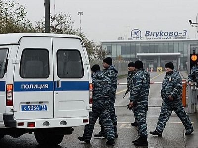 Полиция во Внуково. Фото: s1.stc.m.kpcdn.net