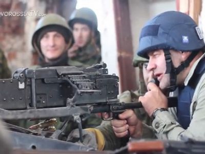Пореченков стреляет по украинским военным. Фото: кадр из видео Новороссия ТВ