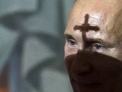 Митра патриарха отбрасывает тень на Путина. Фото - Reuters, источник - http://www.unian.ua/multimedia/photo/10727-ot-efiopii-do-kieva-pasha-v-mire.html