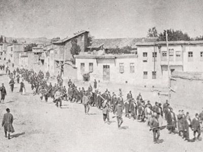 Колонна конвоируемых армян, 1915 г. Источник - https://ru.wikipedia.org