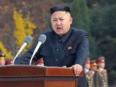 Ким Чен Ын на трибуне. Фото: russian.news.cn