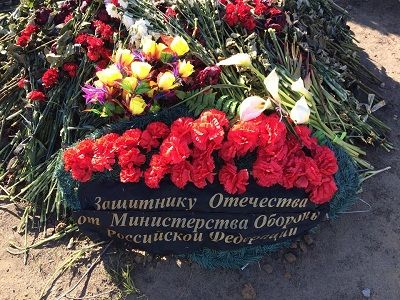 Могила спецназовца, погибшего в мае 2015 г. Источник - https://www.facebook.com/ruslanleviev/posts/10155598429565424
