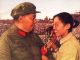 Председателю Мао вручают повязку хунвейбина. Источник - echo.msk.ru