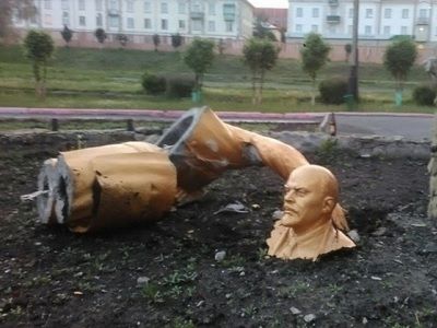 Сломанный Ленин. Фото: flashsiberia.com
