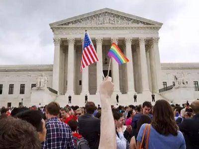 Демонстрация сторонников ЛГБТ перед Верховным судом США. Источник - http://www.theatlantic.com/