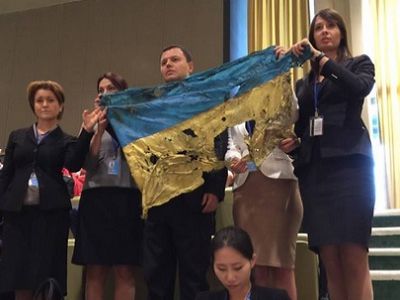 Украинская делегация с флагом, простреленным под Иловайском, 28.9.15. Фото https://www.facebook.com/hanna.hopko