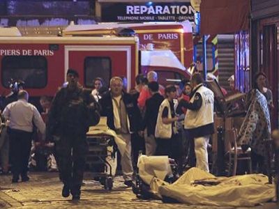 Париж, ночь с 13 на 14.11.15, полиция и врачи на месте взрыва. Фото: AP