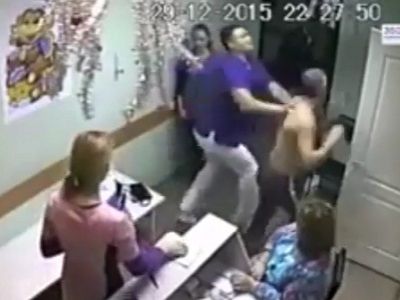 Белгородский врач убивает пациента. Скрин видео www.youtube.com/watch?v=mXKPpA8Wjsg