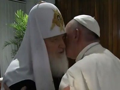 К.Гундяев и папа Франциск I. Скрин видео, источник - mk.ru