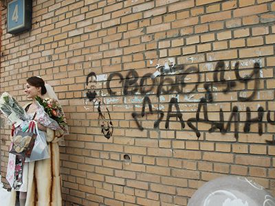 Анастасия Зотова у стены СИЗО, где содержится ее муж Ильдар Дадин