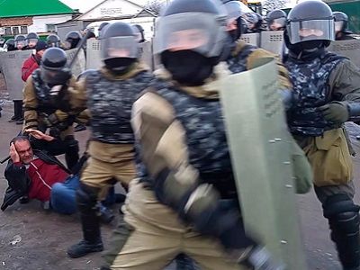 ОМОН задерживает безоружных, Плеханово, 17.3.16. Фото: ТАСС