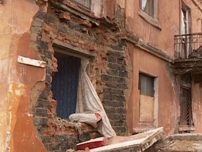 Обрушившиеся балкон и стена. Фото: cheltv.ru