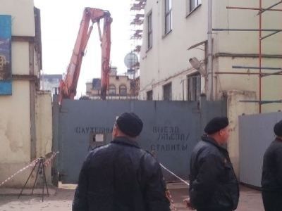 На Покровском бульваре возобновили снос здания Таганской АТС