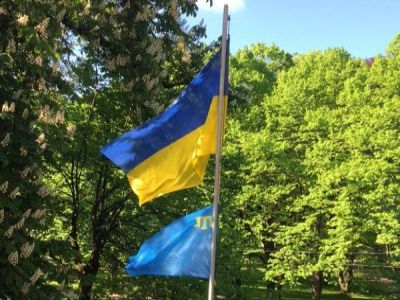 Крымско-татарский флаг в Латвии. Фото: twitter.com/UKRinLatvia