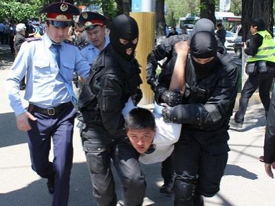 Арест активиста, Алматы, 21.05.16. Фото: facebook.com/oraz.alimbekov