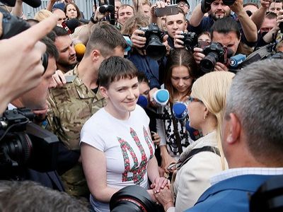 Надежда Савченко и Юлия Тимошенко, Борисполь, 25.5.16. Источник - gazeta.ru