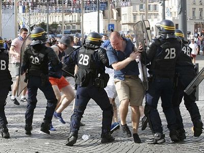 Марсель, задержание фанатов. Фото Reuters, источник - stuff.co.nz