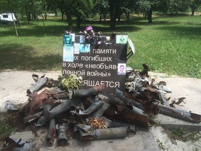 Временный памятник погибшим в Авдеевке. Фото www.facebook.com/sergei.davidis