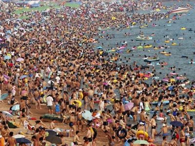 В Сочи на пляжах запретили купаться после восьми вечера