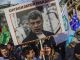 Портрет Немцова на митинге 