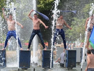 ВДВ-шники в фонтане. Фото: bolshoyvopros.ru