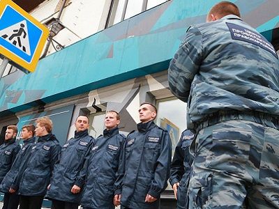 "Офицеры России" перекрыли вход на выставку в Центр фотографии. Москва, 25.9.16. Источник - gazeta.ru