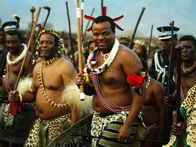 Король Свазиленда Мсвати III со свитой. Источник - neverfold.ru