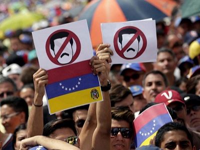 Плакаты "Долой Мадуро!" на демонстрации в Каракасе, 26.10.16. Источник - nbcnews.com