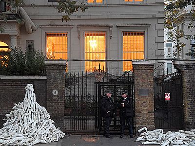 Посольство России в Лондоне завалили частями от манекенов