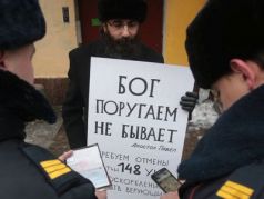 Священник против защиты чувств верующих. Фото: Фонтанка.Ru