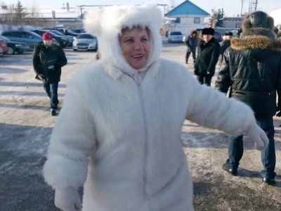 Депутат Тюменской гордумы пришла на открытие дороги в костюме белого медведя